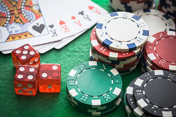 hoye555 live baccarat table with dealer and betting interface visible on mobile screen